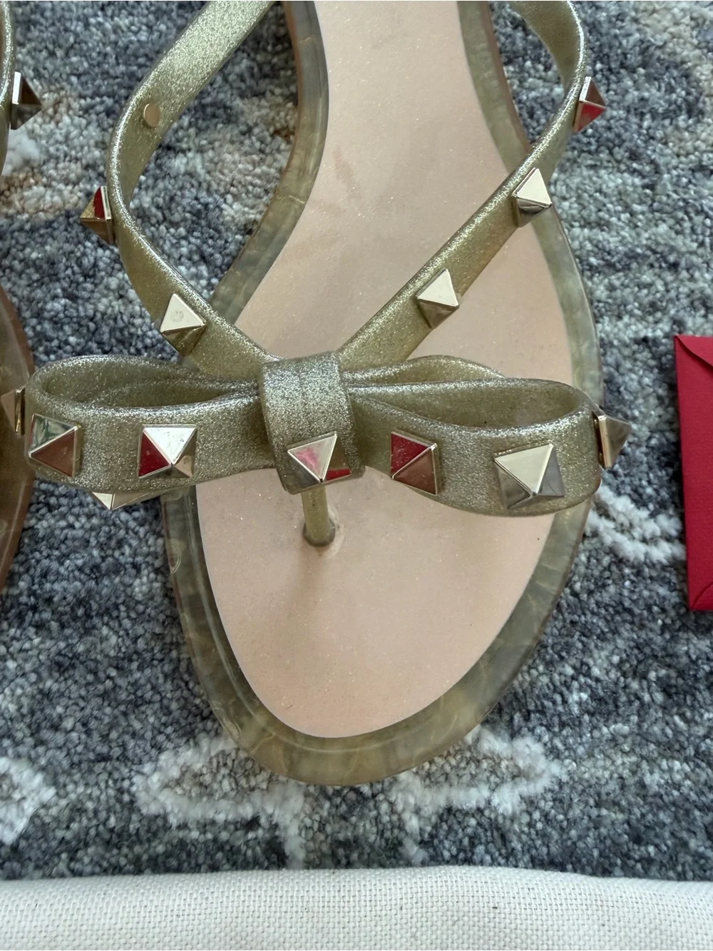 Valentino Garavani Gold Rockstud Bow Thong Sandals - Picture 8 of 11